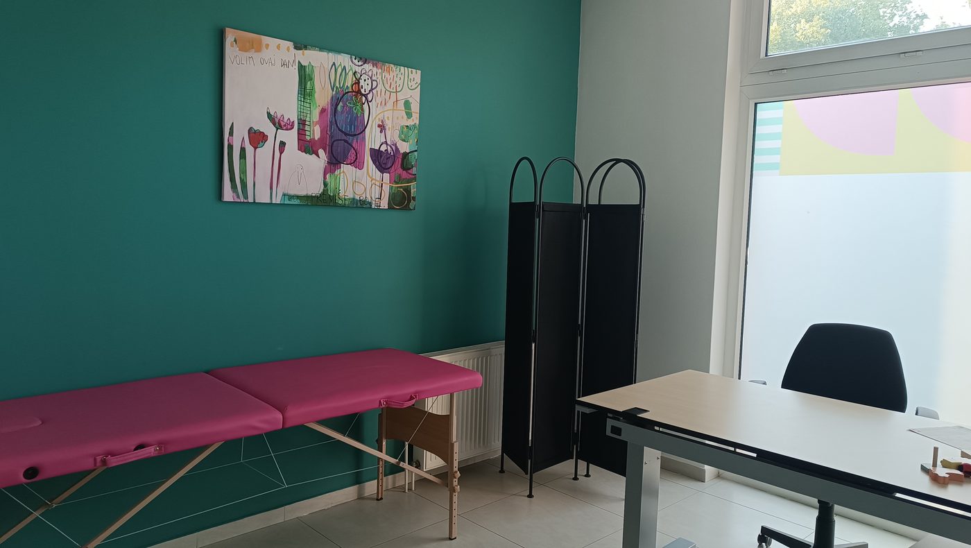 Druga ambulanta s ležajem za pregled, paravanom i radnim stolom uz prozor