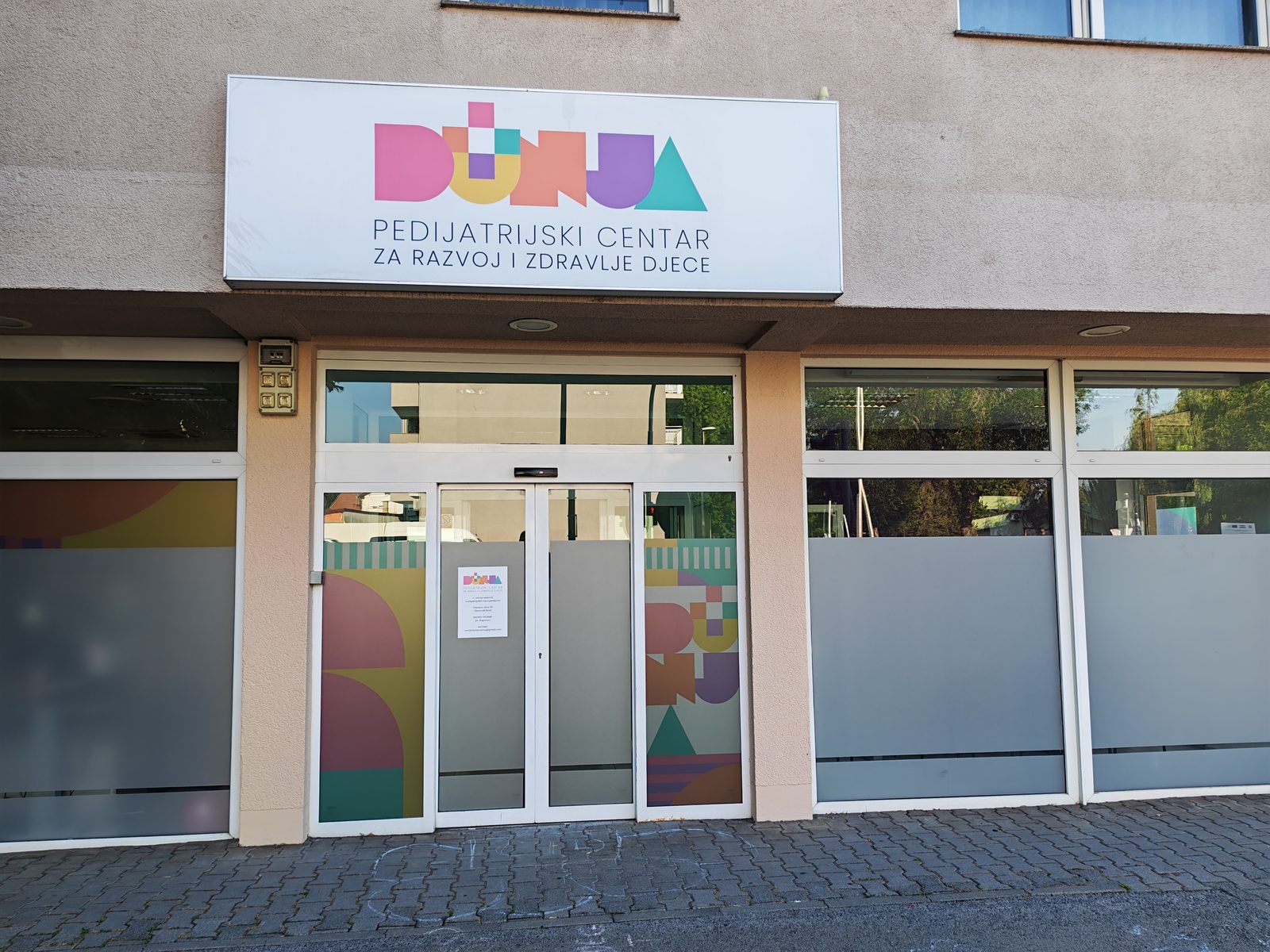 Ulaz u zgradu Pedijatrijskog centra Dunja